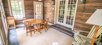 Black Walnut Tree Farm: Farmhouse on 50 Acres