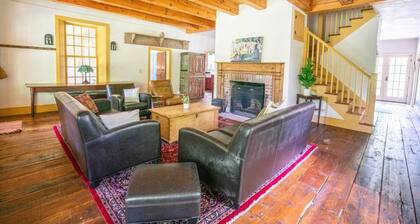 Black Walnut Tree Farm: Farmhouse on 50 Acres