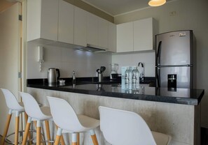 Jääkaappi, mikroaaltouuni, uuni, liesi