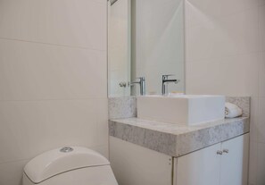 Suihku, hiustenkuivaaja, pyyhkeet