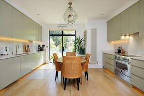 Fridge, microwave, dishwasher, toaster - The Secret Oasis, by Veeve (London)