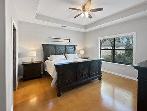 6 bedrooms, free WiFi - Golf course views | Arcade, pool & hot tub (Concan)