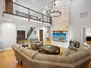 Smart TV, video games, table football - Golf course views | Arcade, pool & hot tub (Concan)