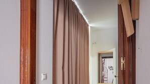 Ein Korridor mit Holztüren und einem Spiegel an der Wand.