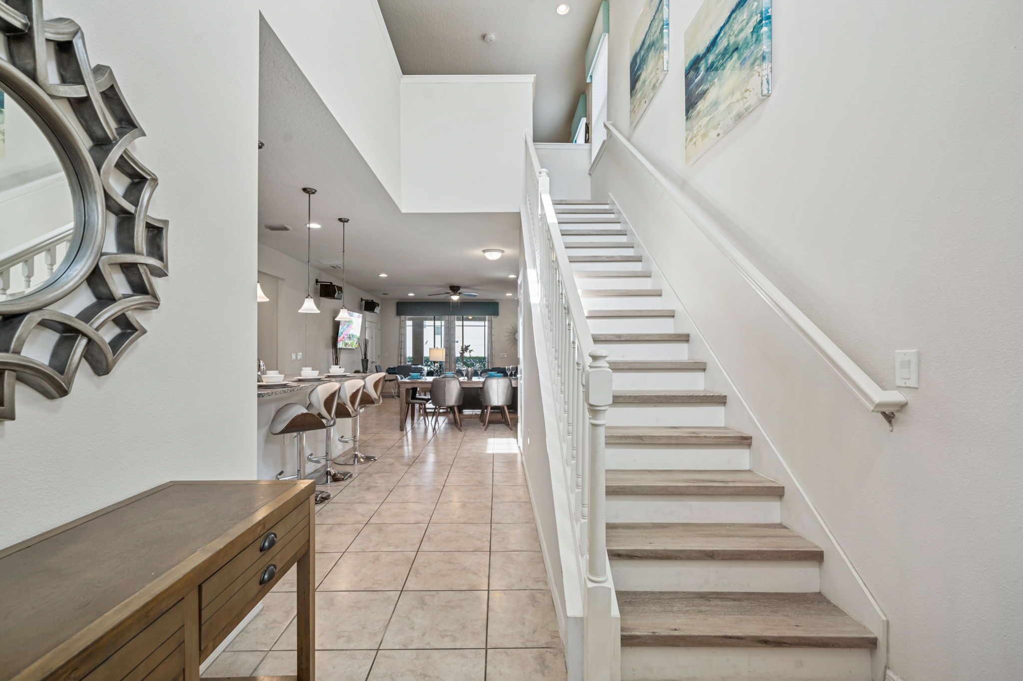 Ein modernes Interieur mit Treppe, Essbereich und Küche.
