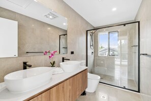 Shower, hair dryer, towels - Edgewater - Family Retreat (Gold Coast)