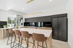 Een koelkast, een microgolfoven, een oven, een kookplaat