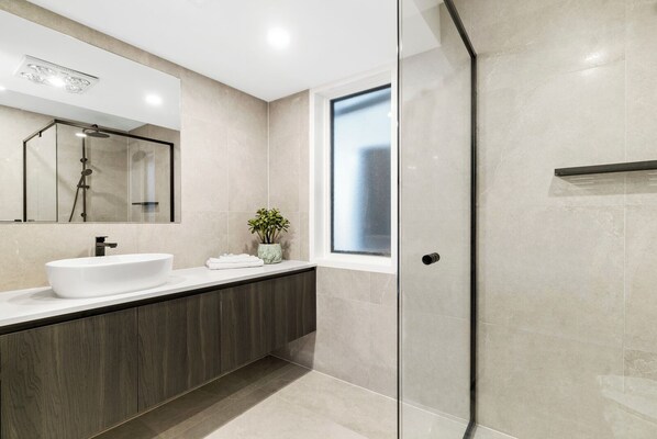 Shower, hair dryer, towels - Edgewater - Family Retreat (Gold Coast)
