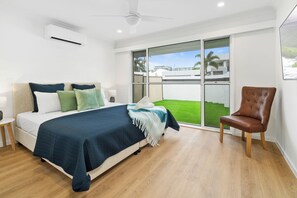 7 bedrooms, iron/ironing board, bed sheets - Edgewater - Family Retreat (Gold Coast)