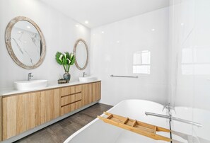Shower, hair dryer, towels - Island Getaway – Spacious Tri-Level Luxury in Surfers Paradise (Gold Coast)