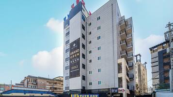 Vista frontal de la propiedad