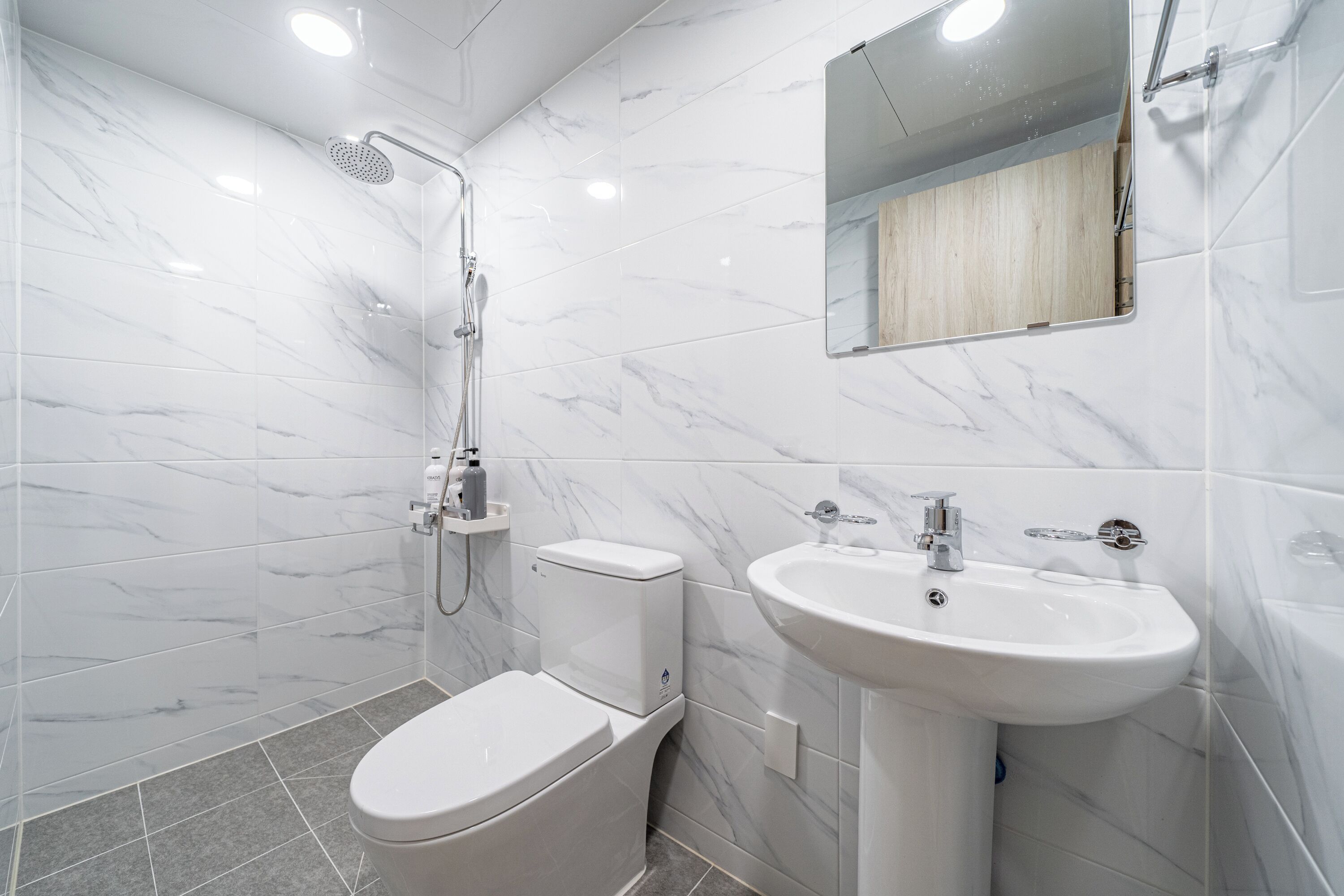 Deluxe Twin Room, City View | Bathroom | Bathrobes, slippers