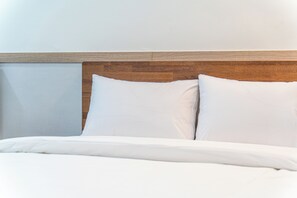 Eenvoudige tweepersoonskamer, uitzicht op de stad | Geluiddichte muren, gratis wifi