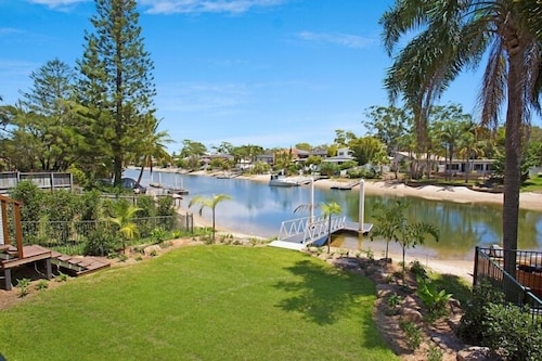 Luxury Waterfront Living – Elegant 7-Bedroom Retreat in Broadbeach Waters