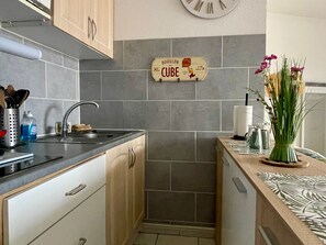 Kühlschrank, Mikrowelle, Herdplatte, Toaster