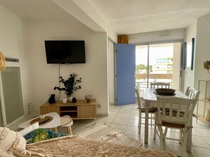 Dining - 3-room apartment with pool near the beach (Canet-en-Roussillon)