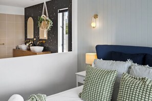 5 chambres, fer et planche à repasser, draps fournis