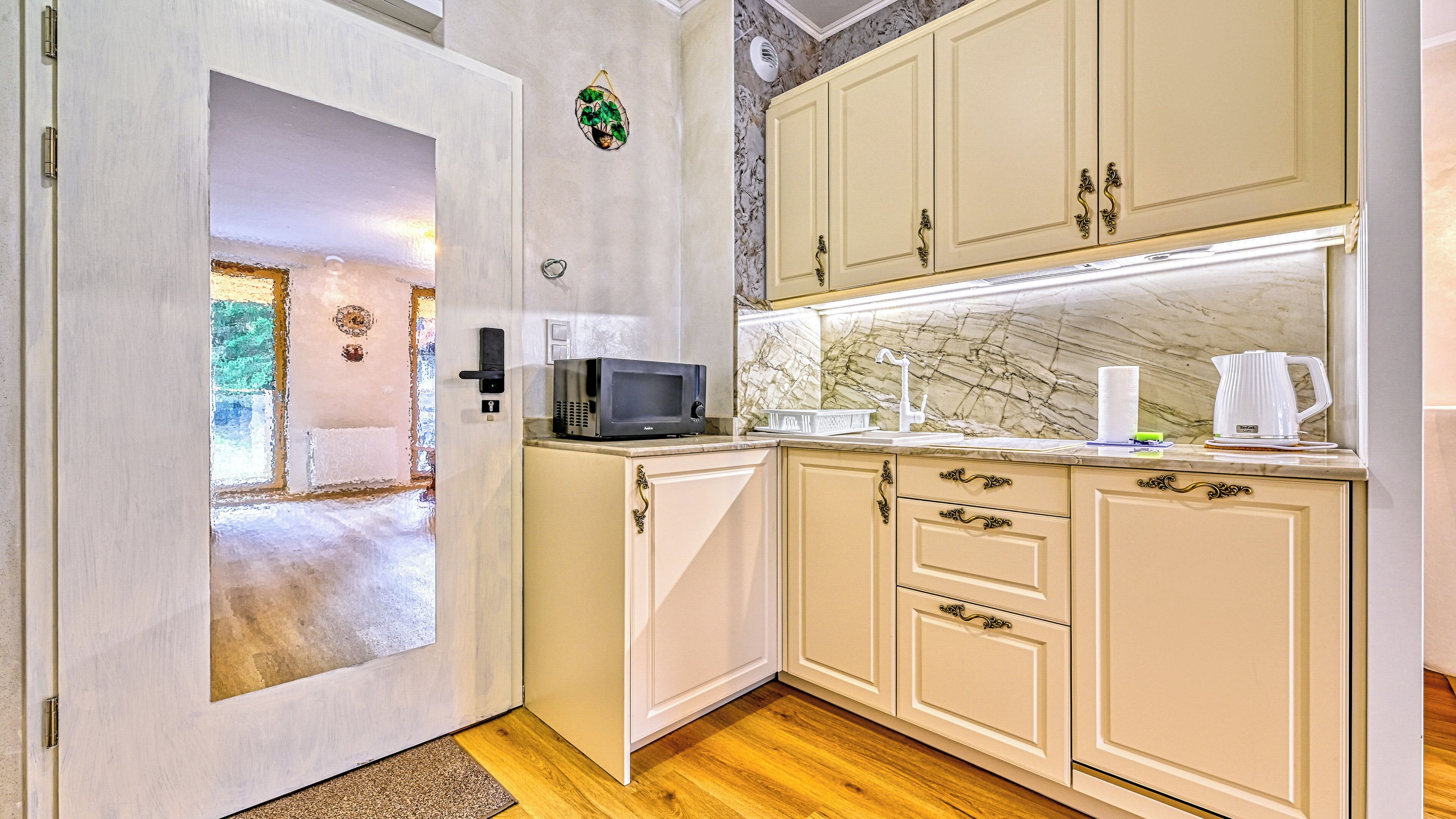 Apartment (14B) | Private kitchen | Fridge, stovetop, electric kettle, cookware/dishes/utensils