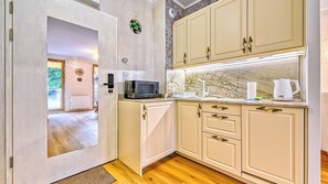 Apartament (14B) | Cuina privada | Frigorífic, placa de cuina i bullidora elèctrica 