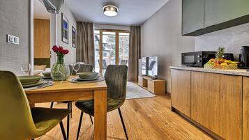 Apartment (12B) | Eigene Küche | Kühlschrank, Herdplatte, Wasserkocher, Kochgeschirr/Geschirr/Besteck
