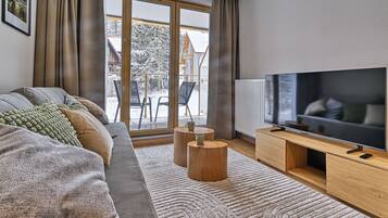 Apartment (12B) | Living area | Flat-screen TV