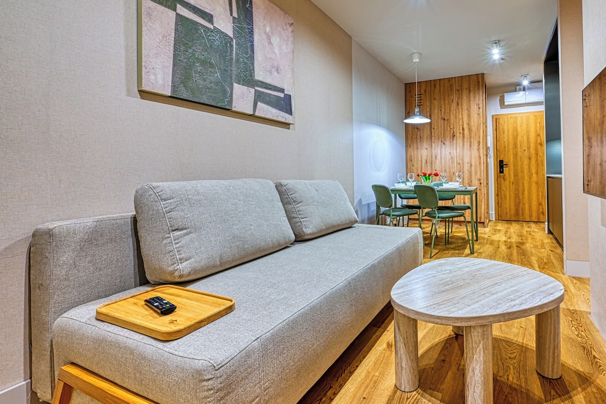 Apartment (8B) | Living area | Flat-screen TV