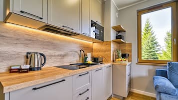 Appartamento (17A) | Cucina privata | Frigorifero, piano cottura, bollitore elettrico