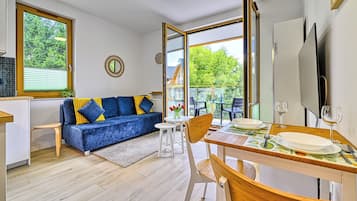 Apartment (7A) | Living area | Flat-screen TV