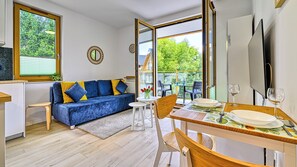 Apartment (7A) | Wohnbereich | Flachbildfernseher