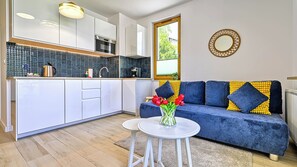 Apartamento (7A) | Cocina privada | Frigorífico, placa de cocina, hervidor eléctrico y utensilios de cocina