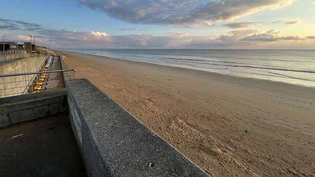 A beach with a concrete walkway and a railing. - Sea view studio in Saint Jean de Monts, parking included (Saint-Jean-de-Monts)