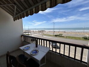 Outdoor dining - Sea view studio in Saint Jean de Monts, parking included (Saint-Jean-de-Monts)