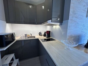 Fridge, microwave, stovetop, coffee/tea maker - Sea view studio in Saint Jean de Monts, parking included (Saint-Jean-de-Monts)
