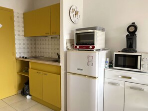 Kylskåp, mikrovågsugn, spishäll och kaffe- och tebryggare