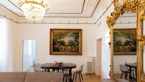 Un coin repas avec une table ronde, des chaises et un lustre.