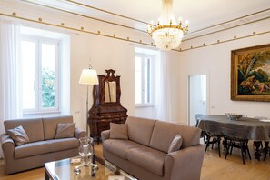 TV - Rome in Rome apartment at the Colosseum (Roma)