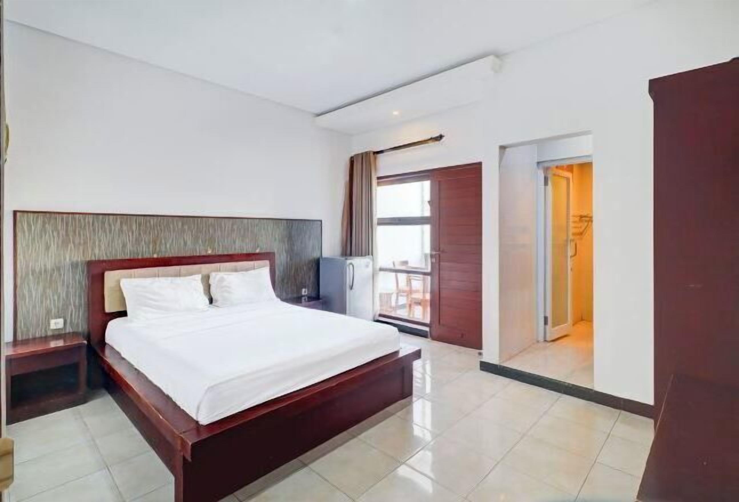 Een bureau, gratis wifi, beddengoed