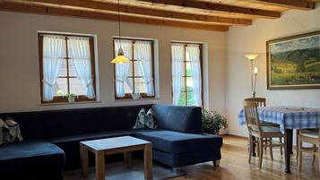 Een tafeltennistafel en boeken