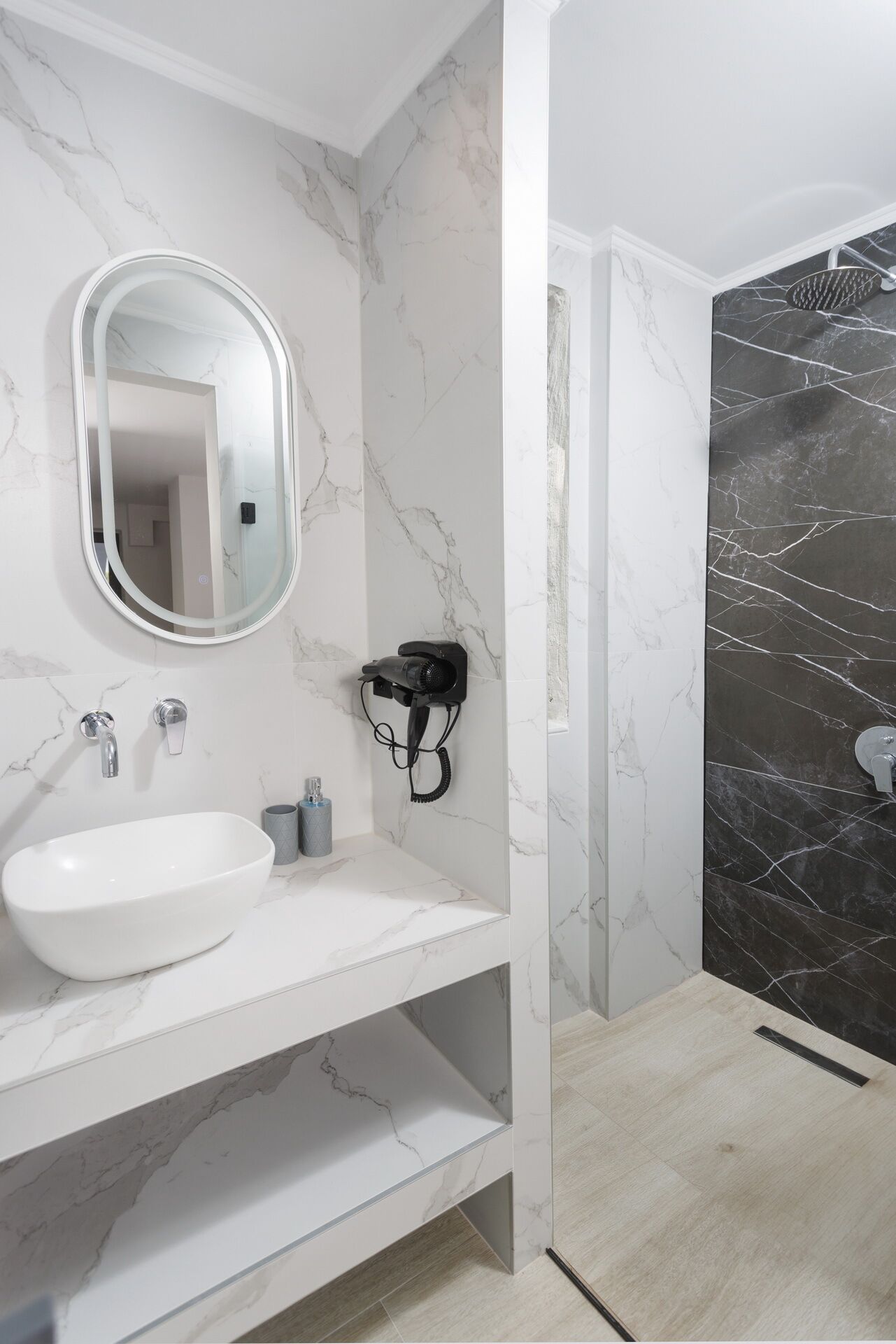 Habitación Deluxe, planta baja | Baño | Ducha, toallas, jabón y champú