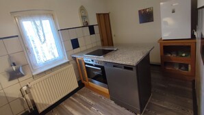 A compact kitchen with a built-in oven, a dishwasher, and a refrigerator. - 700 m from the beach, affordable and elegant. We are family and pet friendly (Heringsdorf)