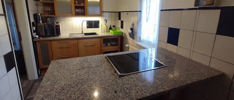 Geladeira, micro-ondas, fogão, cooktop