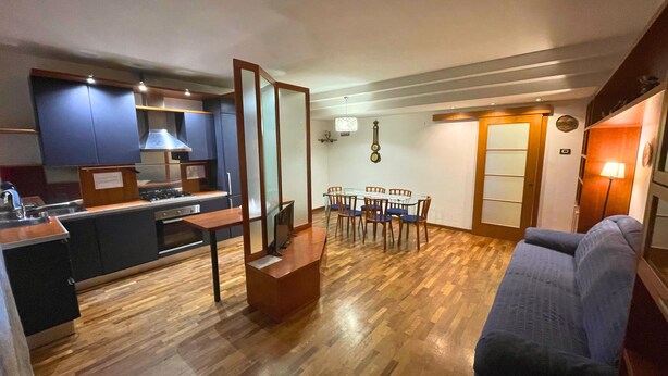 A compact living space with a kitchenette, dining area, and seating area. - Cleo Limone (Falconara Marittima)