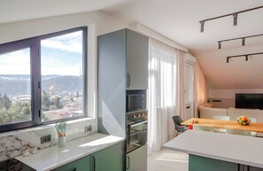 家庭公寓, 陽台, 城市景觀 | 私人廚房 | 電熱水壺、烤麵包機