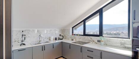 Familienapartment, Balkon, Stadtblick | Eigene Küche | Wasserkocher, Toaster