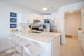 Wasserkocher mit Kaffee-/Teezubehör, Kühlschrank, Mikrowelle, Ofen