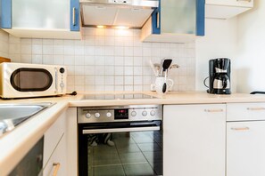 Kylskåp, mikrovågsugn, ugn och spishäll