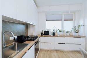 Frigorifero, microonde, forno, piano cottura