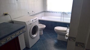 Shower, hair dryer, bidet, towels - 3 bedroom apartment in casa santa (Casa Santa)