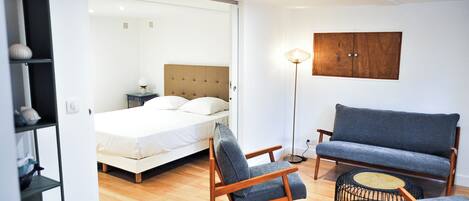 1 slaapkamer, een strijkplank/strijkijzer, reisbedje, gratis wifi