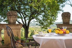Outdoor dining - Château de Saint Siffret Listed park and private swimming pool (Saint-Siffret)